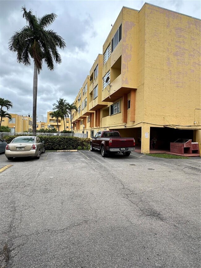 Building Photo - 1555 W 44th Pl