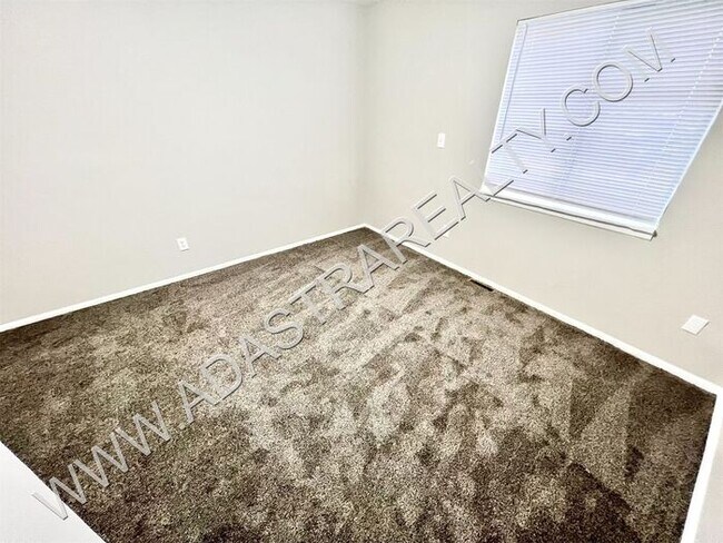 Building Photo - Beautiful 4 Bed Duplex in Independence-Ava...