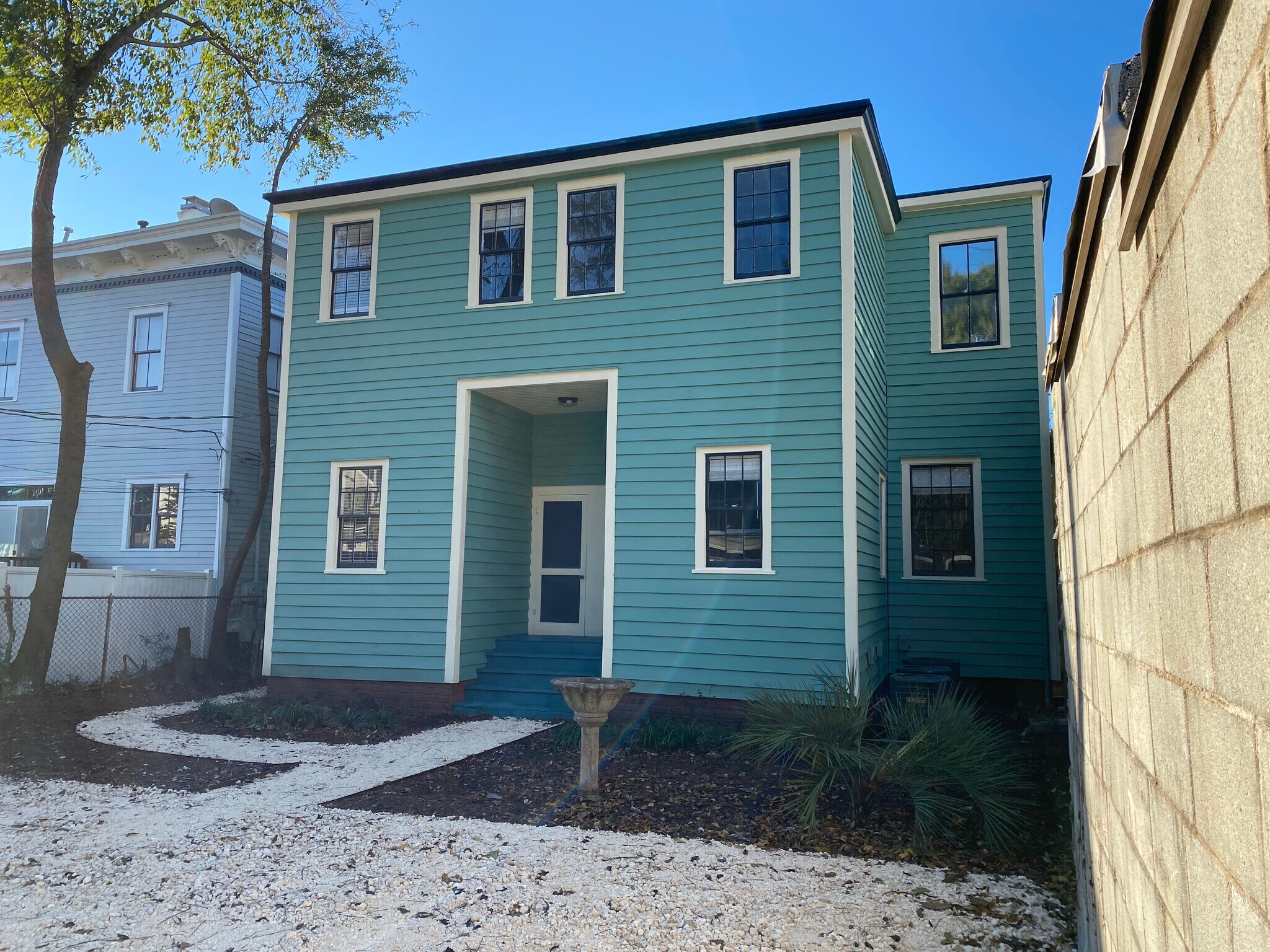 Courtyard & off street parking - 118 W Duffy St