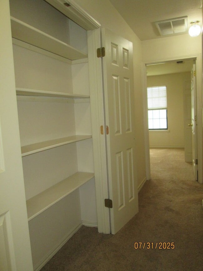Building Photo - TOWNHOUSE - 2 bedrooms, 2 bathrooms