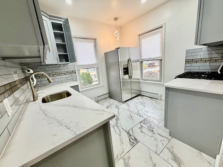 Primary Photo - 33 Moulton Ave