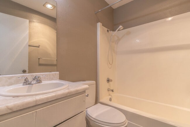 Building Photo - 701 Country Aire Dr