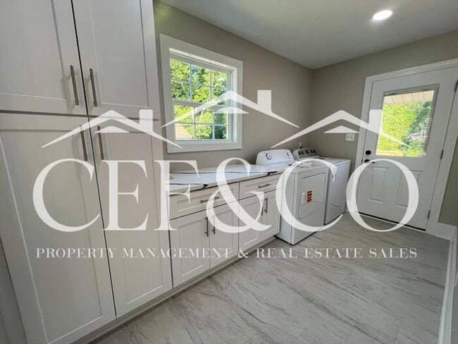 Building Photo - Spacious 3 bedroom home now available in Spartanburg!