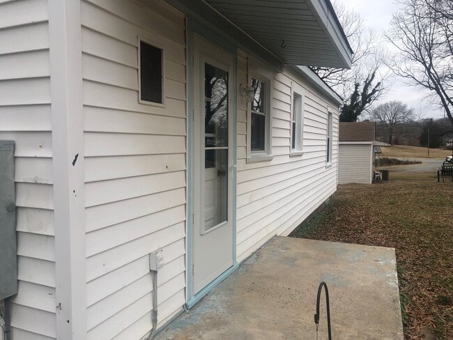 Building Photo - Two bedroom, 1 bath house in Burlington