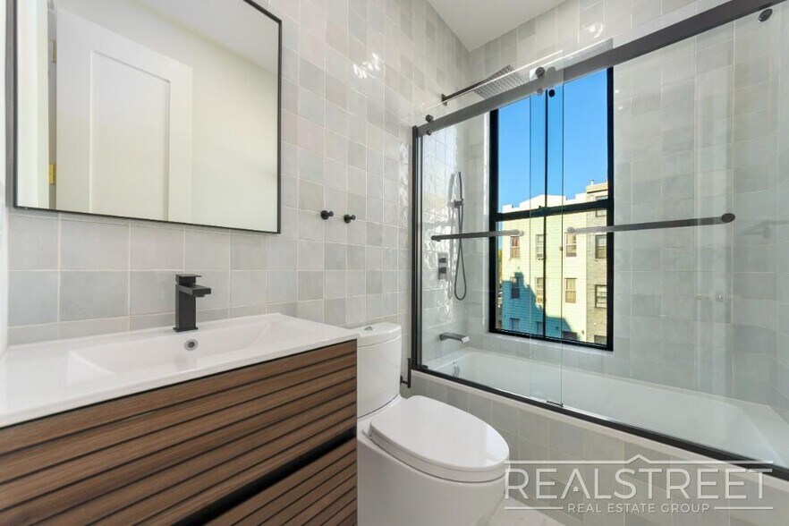 Building Photo - Stunning Brand New Townhouse for Rent in Bushwick!