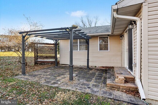 Building Photo - 906 Shelburne Rd