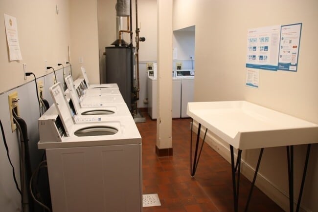 Building Photo - 21 Linden St