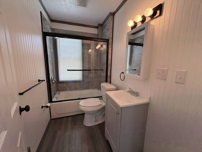 Building Photo - Move-In Ready 2-Bedroom Home with Modern Kitchen, Basement & Front Porch