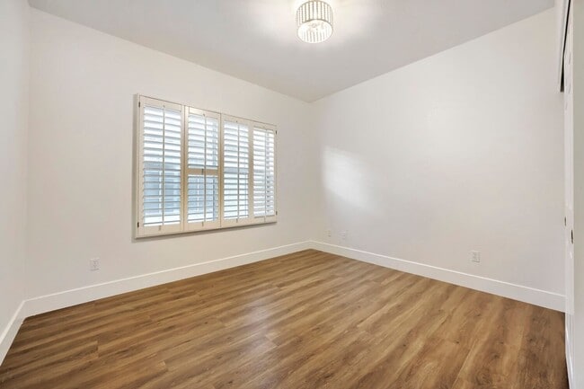 Building Photo - 5 Bedroom Luxury Home In Peccole Ranch!