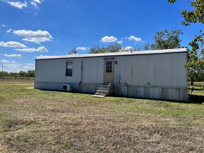 Building Photo - Country Living!