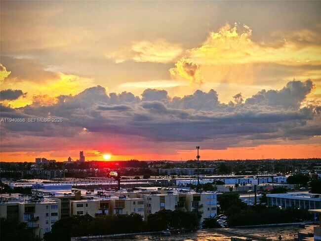 Building Photo - 1825 W 44th Pl