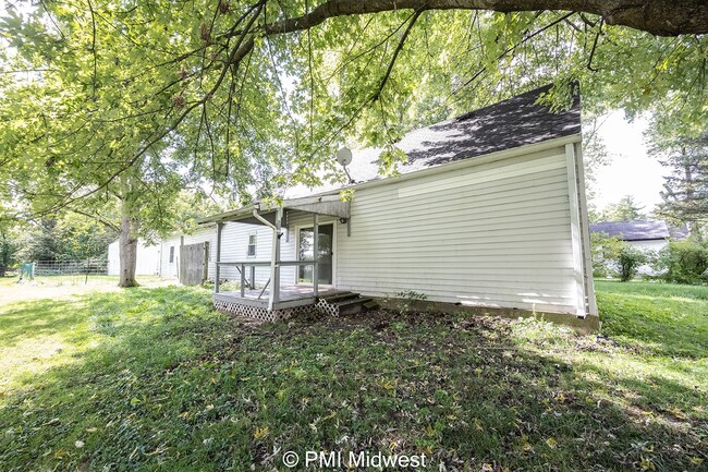 Building Photo - "Charming 2-Bed Sanctuary in Franklin – Co...