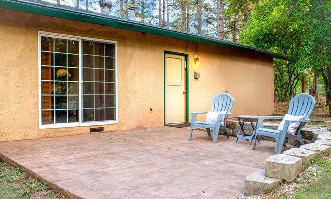 Building Photo - 3 Bedroom 1 Bathroom House Tucked in the T...