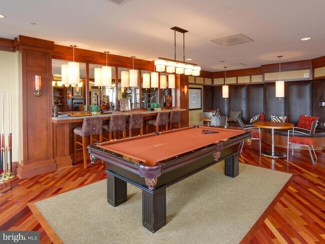 Building Photo - 8220 Crestwood Heights Dr