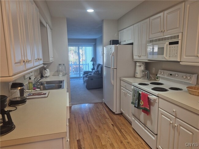 Building Photo - 331 Summerhaven Dr N