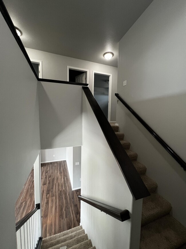 Building Photo - 837 Albert Dr W