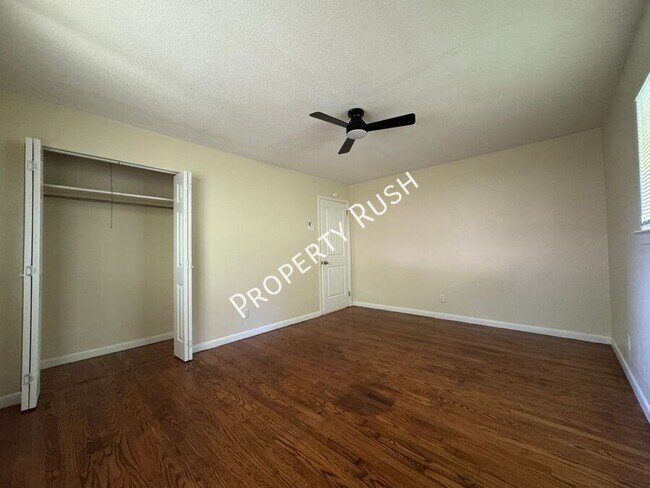Building Photo - 1017 N Larchmont Dr