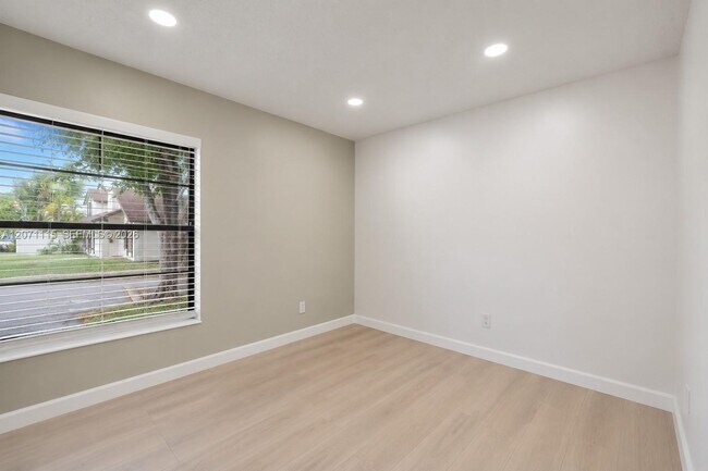 Building Photo - 525 NW 100th Ct