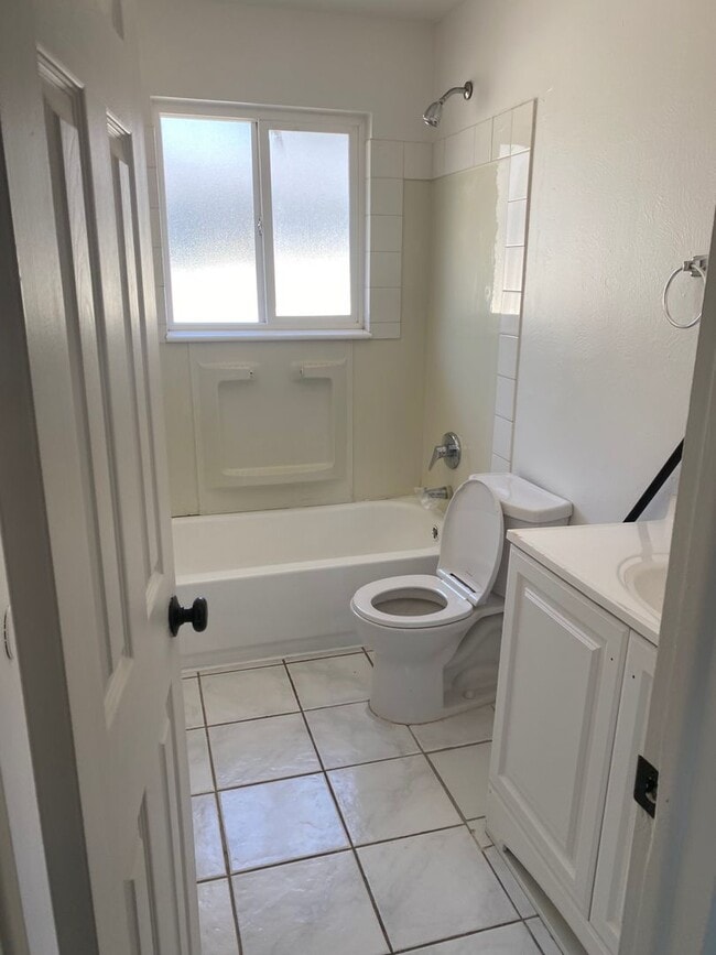 Building Photo - Triplex townhome blocks away from Anshutz ...