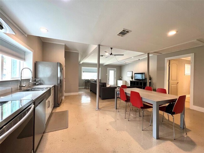 Building Photo - 3500 Del Robles Dr