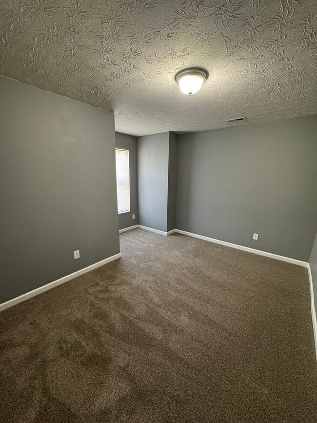 Building Photo - Columbus IN - 3 br with loft