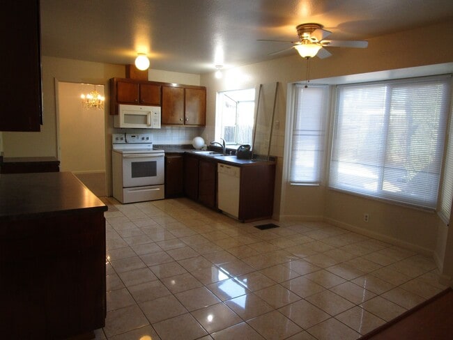 Building Photo - 812 Briarwood Ct