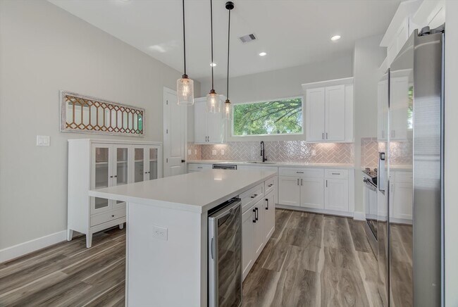 Building Photo - 1329 Buescher Dr