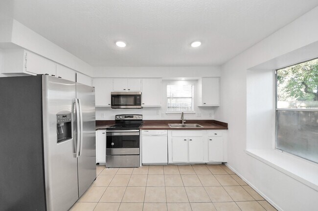 Building Photo - 9918 Peachridge Dr