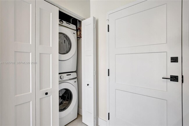 Building Photo - 5980 SW 40th Ave