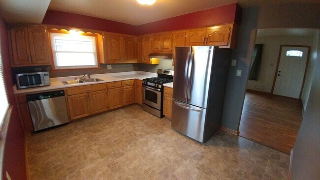 Building Photo - Charming 3-Bed Home with Private Yard – Gr...