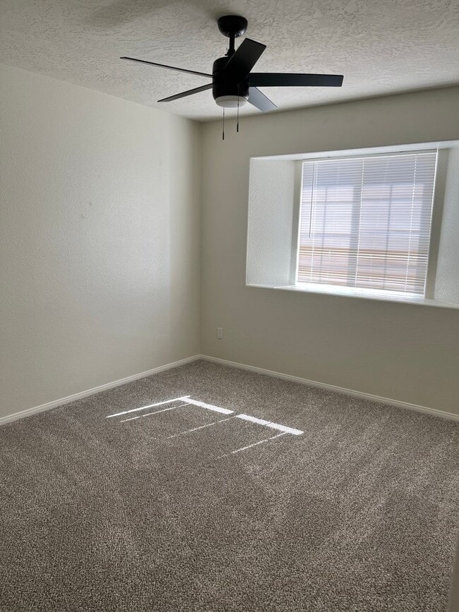 Building Photo - 3 Bedroom 2 Bathroom Available now!