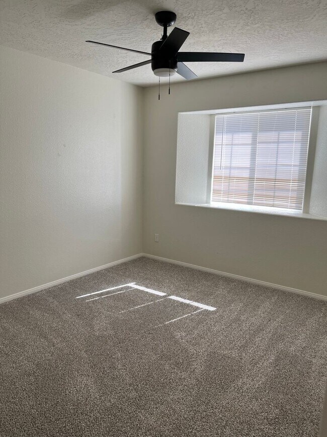 Building Photo - 3 Bedroom 2 Bathroom home Coming Soon! Available November 18, 2025!