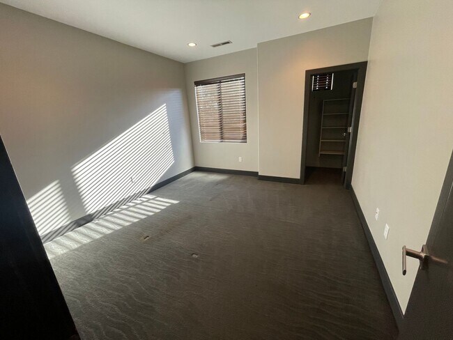 Building Photo - Beautiful Bridal Gate Estates - FIVE CAR GARAGE!!