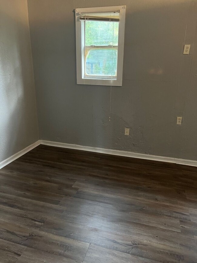 Building Photo - Large 4 Bedrooms 2 Bathrooms