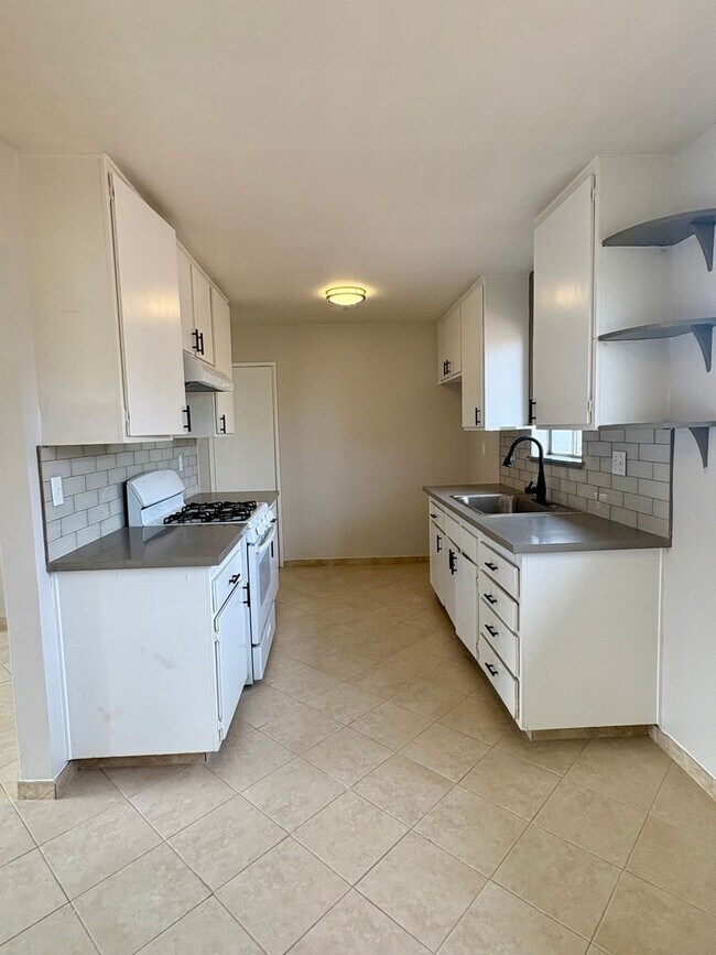 Building Photo - 1951 N Ventura Rd