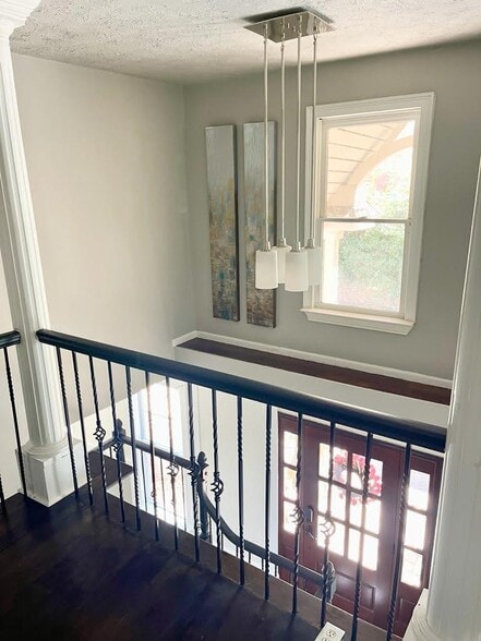 Building Photo - 915 Woodlawn Dr NE