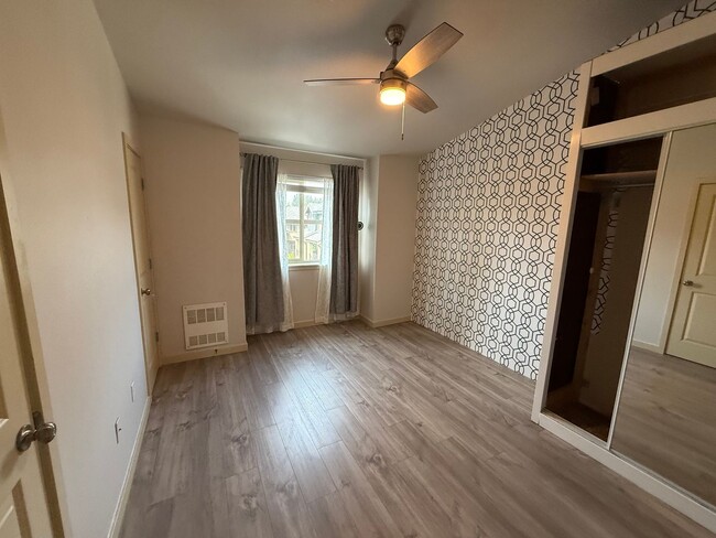 Building Photo - Experience Comfortable Living at The Camde...
