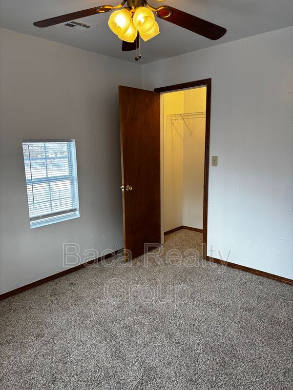 Building Photo - 112 E Jenkins St