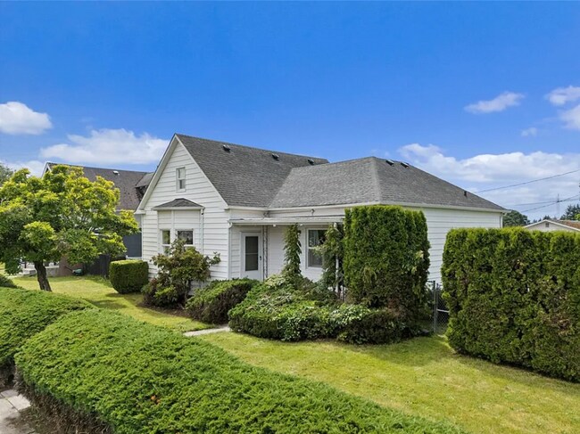 Building Photo - Beautiful Craftsman Home with Ample Parking & Outdoor Space