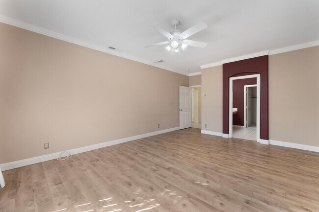 Building Photo - Luxurious Home in Gated Community