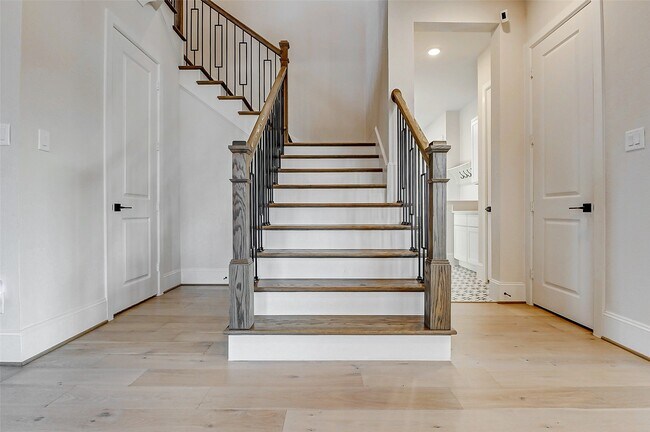 Building Photo - 7606 Redwoods Frst Dr