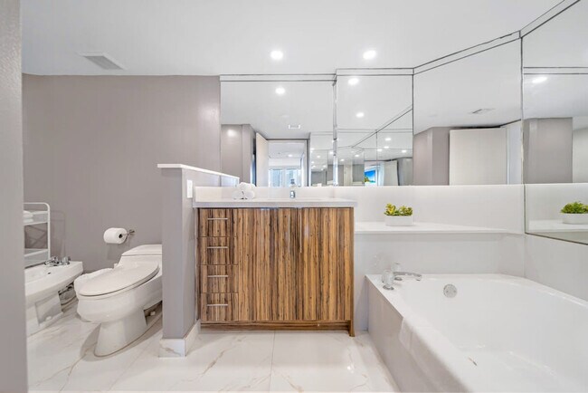 Building Photo - 1717 N Bayshore Dr