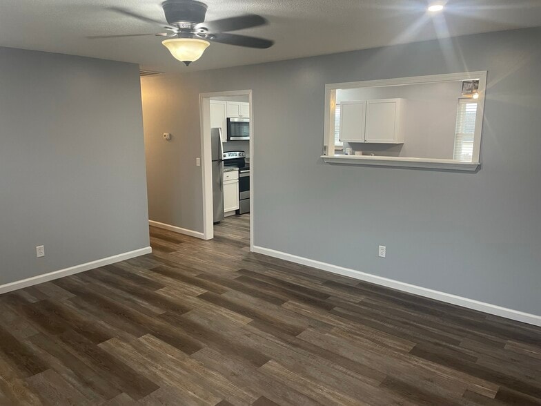 Building Photo - 1812 Briarwood Dr