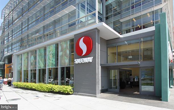 Safeway Food Store - 3 Block Walk - 350 G St SW