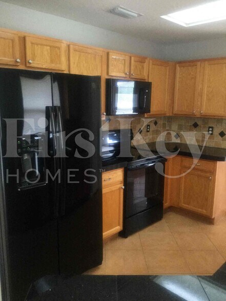 Building Photo - 662 SW Sandbar Terrace