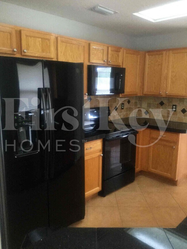 Building Photo - 662 SW Sandbar Terrace