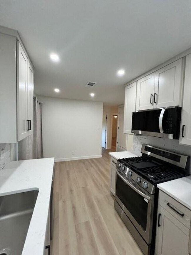 Building Photo - Allandale Place / Culdesac / Refrigerator / Washer/Dryer / Fenced Yard