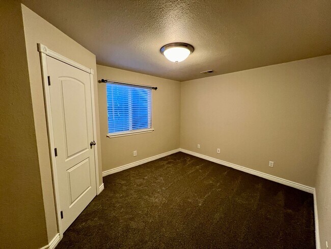 Building Photo - 5807 Zinfandel St