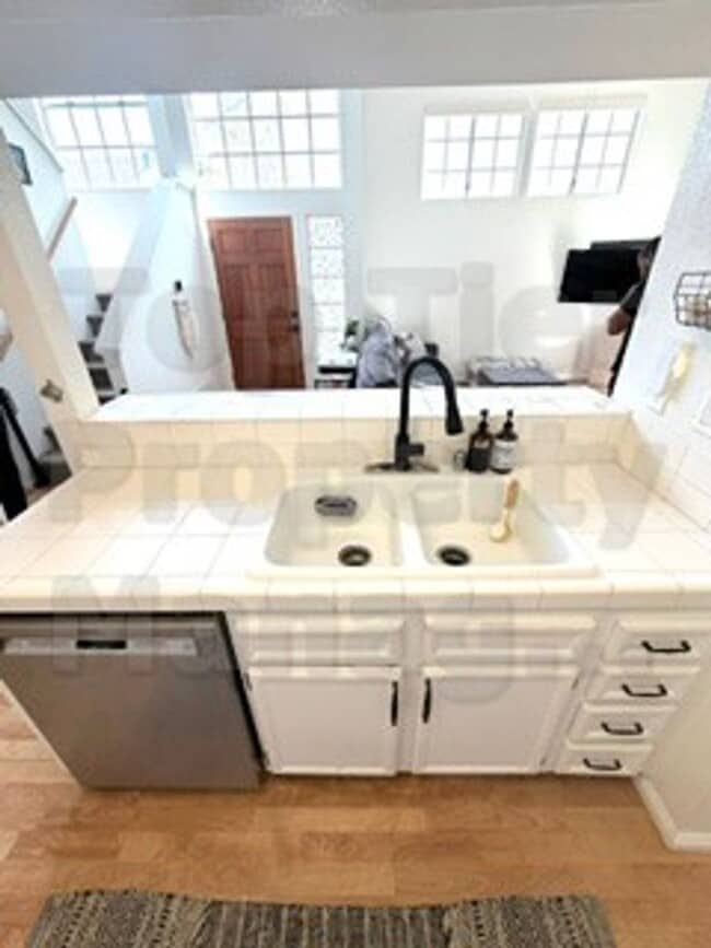 Building Photo - Beautiful 3 bed / 2.5 bath / 1,227 sqft House in Oceanside's Emerald Point