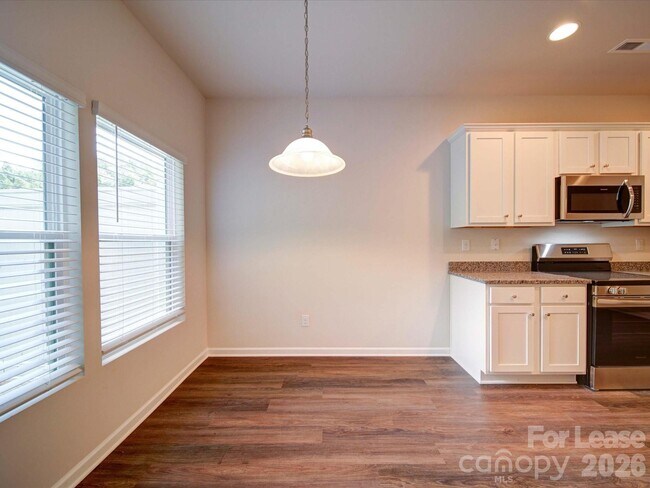 Building Photo - 916 S Battleground Ave